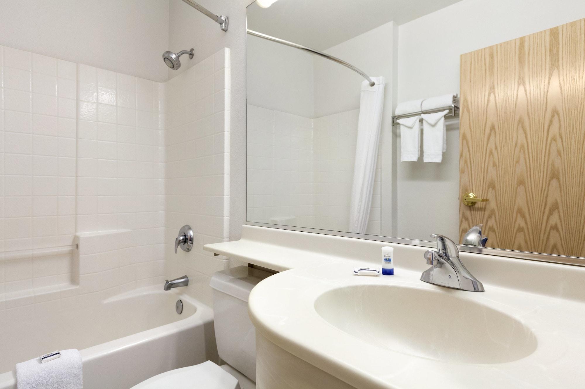 Microtel Inn & Suites Modesto Ceres Room photo